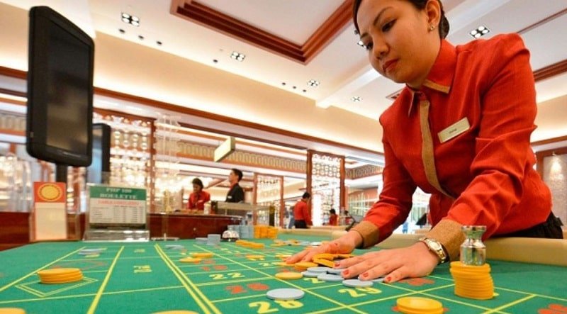 Dealer phục vụ người chơi